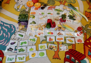 dzieci porównują prawdziwe warzywa z obrazkami